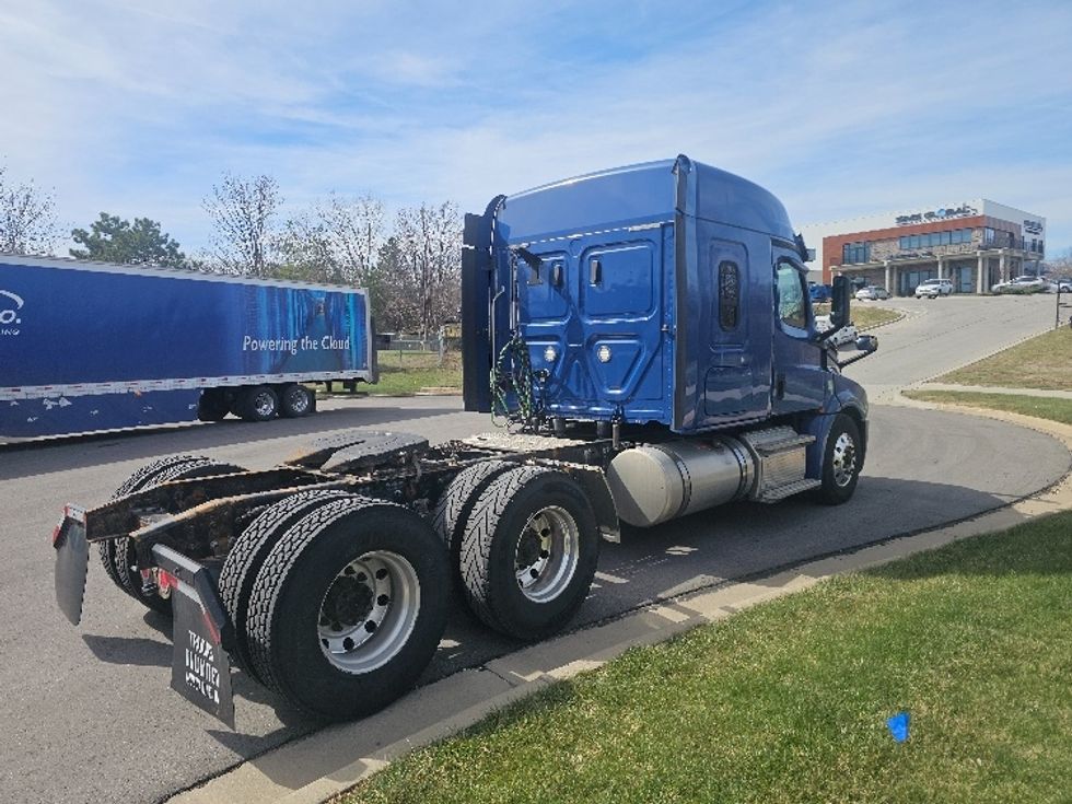 Sleeper Tractor-Heavy Duty Tractors-Freightliner-2019-T12664ST-Kansas City-MO-489,890\n\t\tmiles-$ 52,000 - Image 7