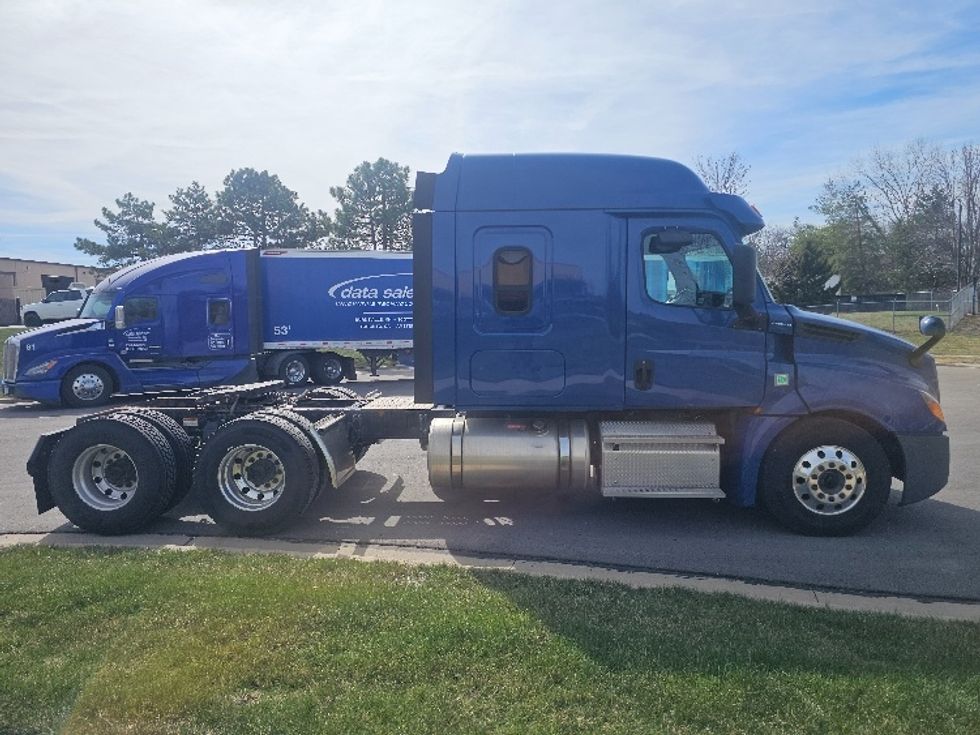 Sleeper Tractor-Heavy Duty Tractors-Freightliner-2019-T12664ST-Kansas City-MO-489,890\n\t\tmiles-$ 52,000 - Image 8