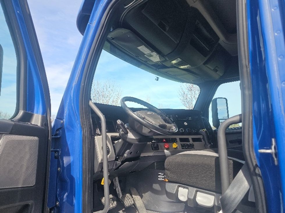 Sleeper Tractor-Heavy Duty Tractors-Freightliner-2019-T12664ST-Kansas City-MO-489,890\n\t\tmiles-$ 52,000 - Image 9