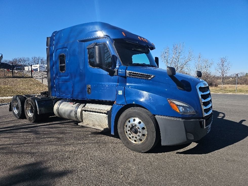 Sleeper Tractor-Heavy Duty Tractors-Freightliner-2019-T12664ST-Kansas City-MO-499,926\n\t\tmiles-$ 51,500 - Image 1