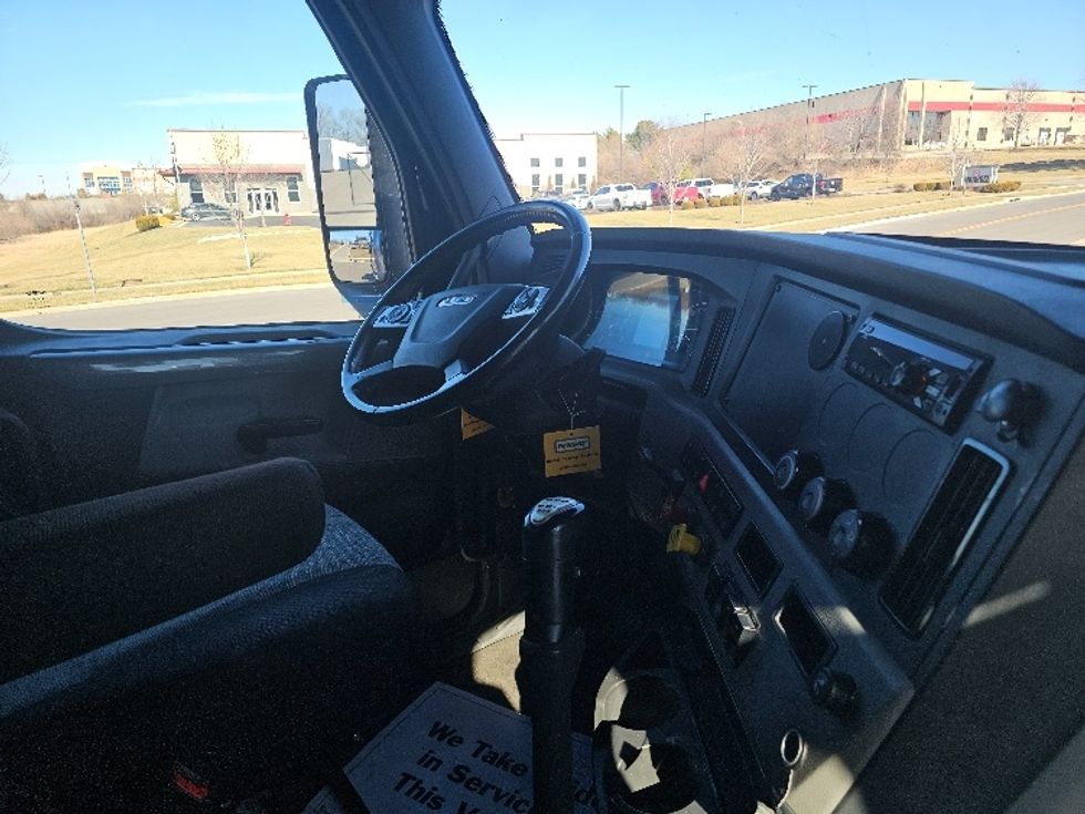Sleeper Tractor-Heavy Duty Tractors-Freightliner-2019-T12664ST-Kansas City-MO-499,926\n\t\tmiles-$ 51,500 - Image 15