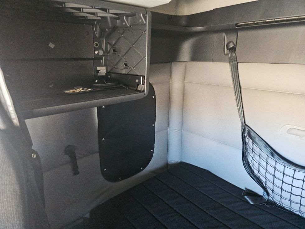 Sleeper Tractor-Heavy Duty Tractors-Freightliner-2019-T12664ST-Kansas City-MO-499,926\n\t\tmiles-$ 51,500 - Image 18