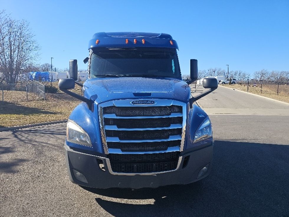 Sleeper Tractor-Heavy Duty Tractors-Freightliner-2019-T12664ST-Kansas City-MO-499,926\n\t\tmiles-$ 51,500 - Image 2