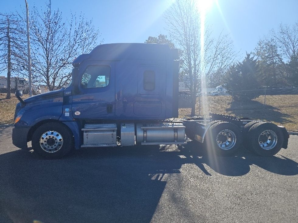 Sleeper Tractor-Heavy Duty Tractors-Freightliner-2019-T12664ST-Kansas City-MO-499,926\n\t\tmiles-$ 51,500 - Image 4