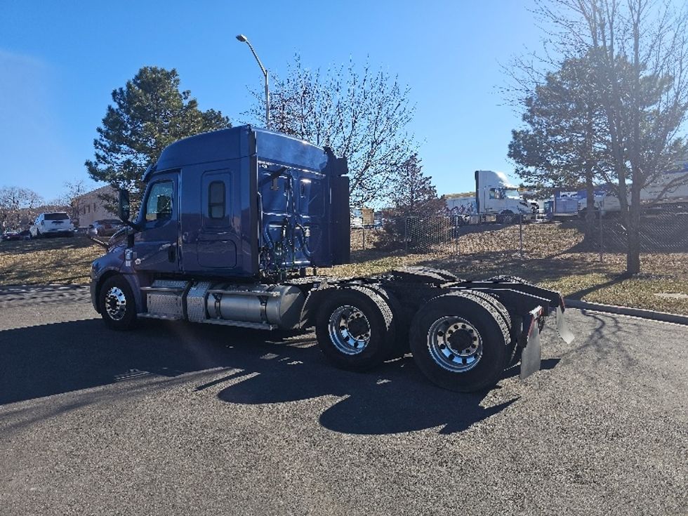 Sleeper Tractor-Heavy Duty Tractors-Freightliner-2019-T12664ST-Kansas City-MO-499,926\n\t\tmiles-$ 51,500 - Image 5