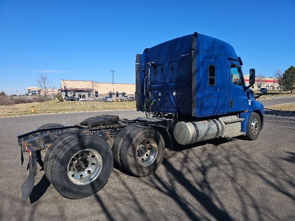 Sleeper Tractor-Heavy Duty Tractors-Freightliner-2019-T12664ST-Kansas City-MO-499,926\n\t\tmiles-$ 51,500 - Image 7