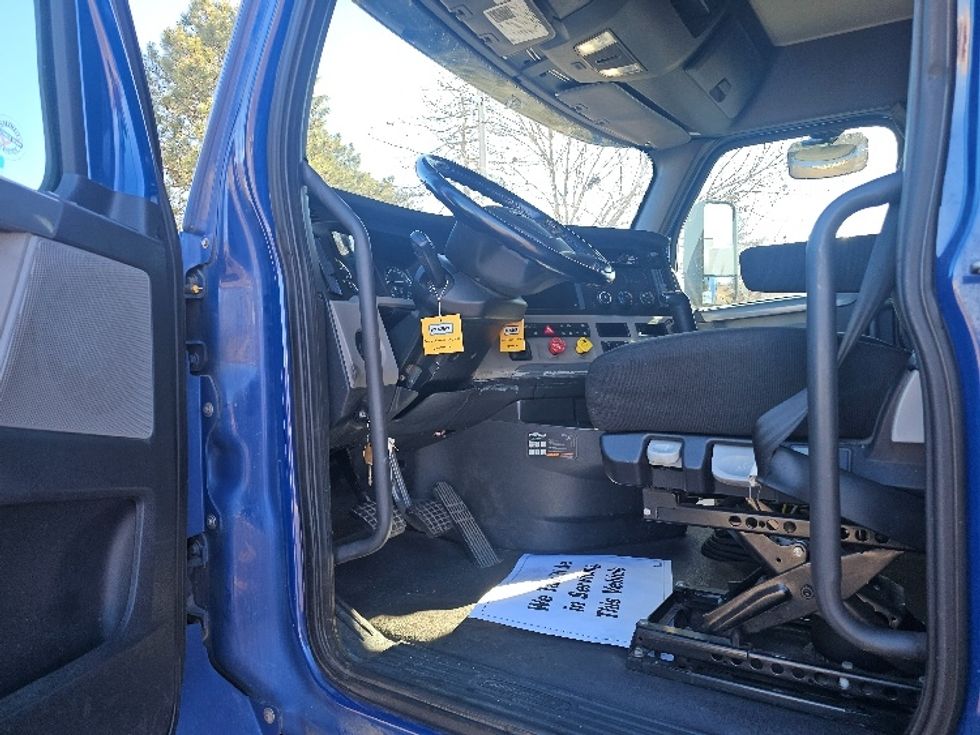 Sleeper Tractor-Heavy Duty Tractors-Freightliner-2019-T12664ST-Kansas City-MO-499,926\n\t\tmiles-$ 51,500 - Image 9