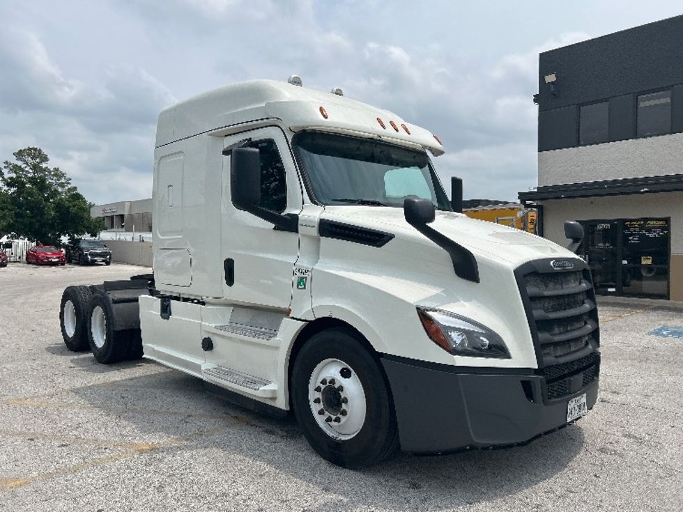 Sleeper Tractor-Heavy Duty Tractors-Freightliner-2019-T12664ST-Katy-TX-532,886\n\t\tmiles-$ 52,500 - Image 1