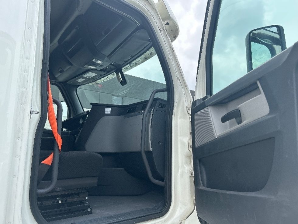 Sleeper Tractor-Heavy Duty Tractors-Freightliner-2019-T12664ST-Katy-TX-532,886\n\t\tmiles-$ 52,500 - Image 12
