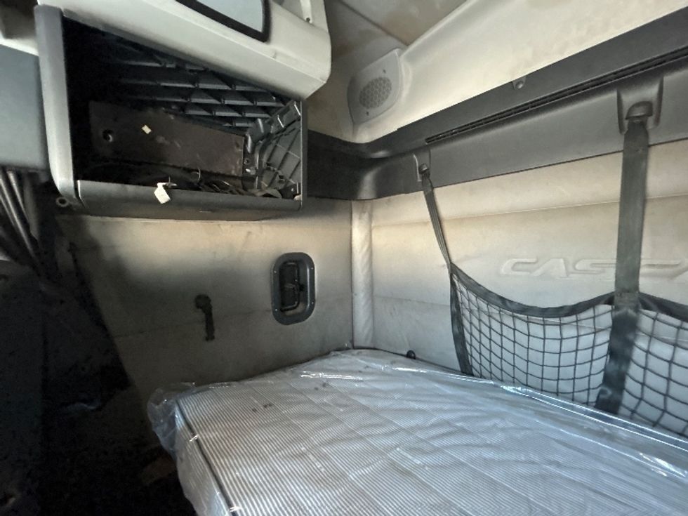 Sleeper Tractor-Heavy Duty Tractors-Freightliner-2019-T12664ST-Katy-TX-532,886\n\t\tmiles-$ 52,500 - Image 17