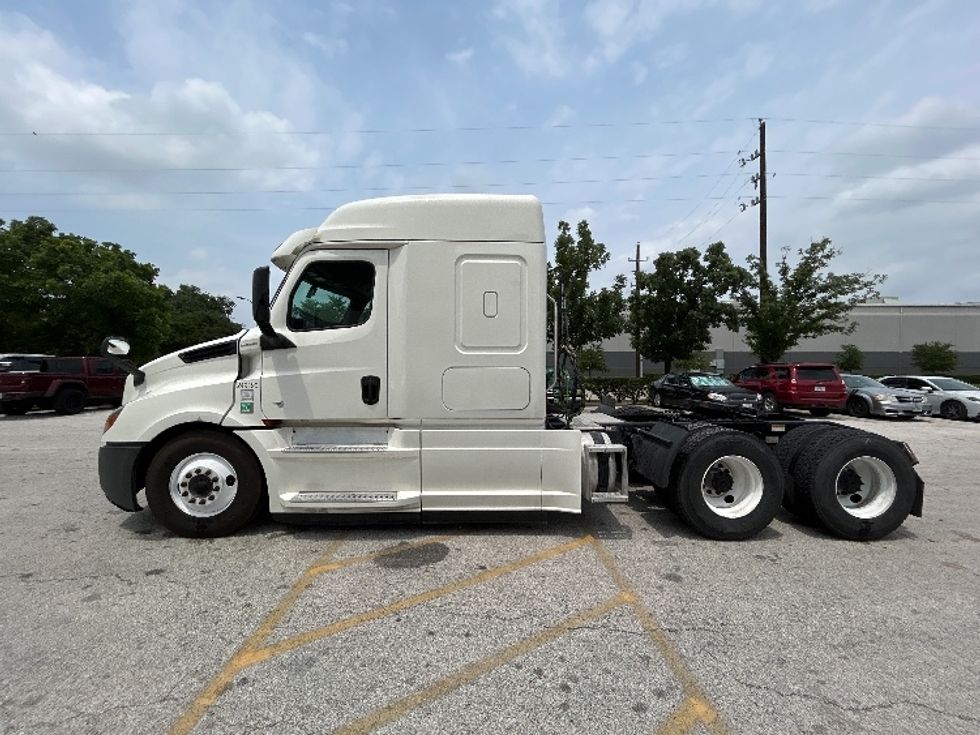 Sleeper Tractor-Heavy Duty Tractors-Freightliner-2019-T12664ST-Katy-TX-532,886\n\t\tmiles-$ 52,500 - Image 4