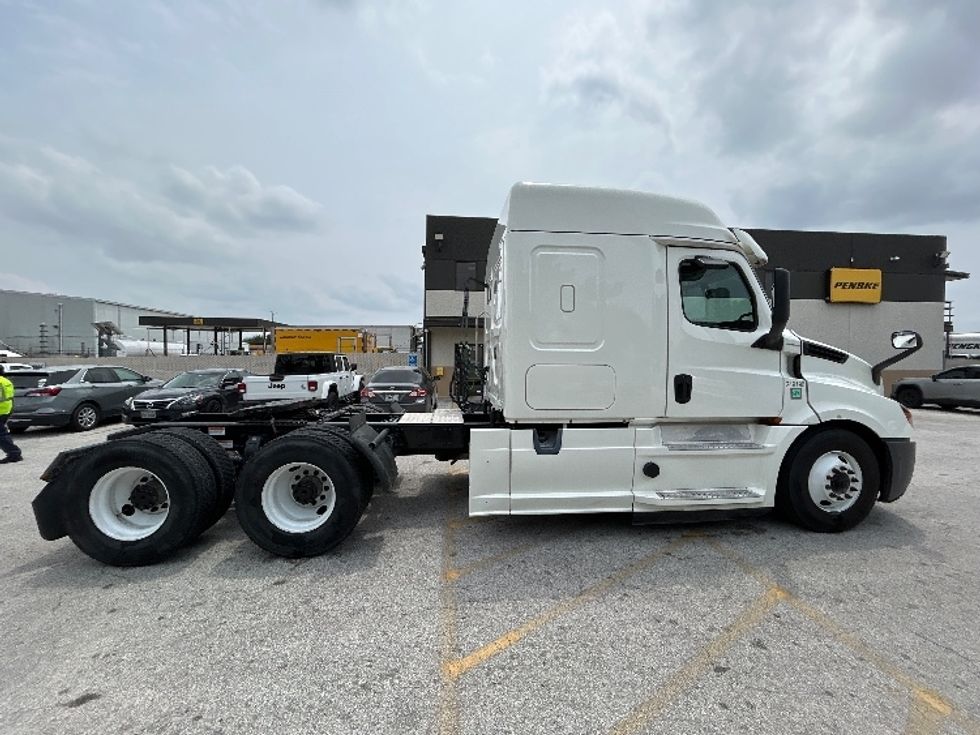 Sleeper Tractor-Heavy Duty Tractors-Freightliner-2019-T12664ST-Katy-TX-532,886\n\t\tmiles-$ 52,500 - Image 8