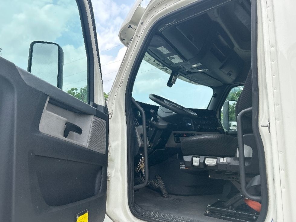Sleeper Tractor-Heavy Duty Tractors-Freightliner-2019-T12664ST-Katy-TX-532,886\n\t\tmiles-$ 52,500 - Image 9