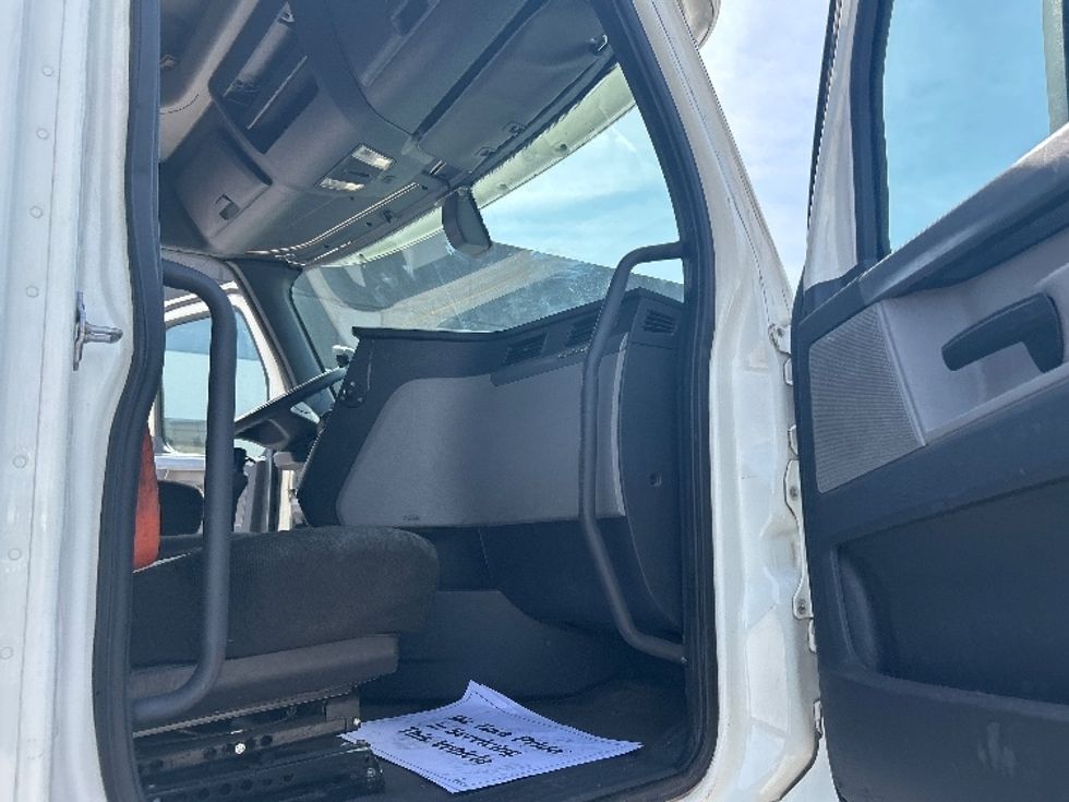 Sleeper Tractor-Heavy Duty Tractors-Freightliner-2019-T12664ST-Katy-TX-544,347\n\t\tmiles-$ 49,500 - Image 13