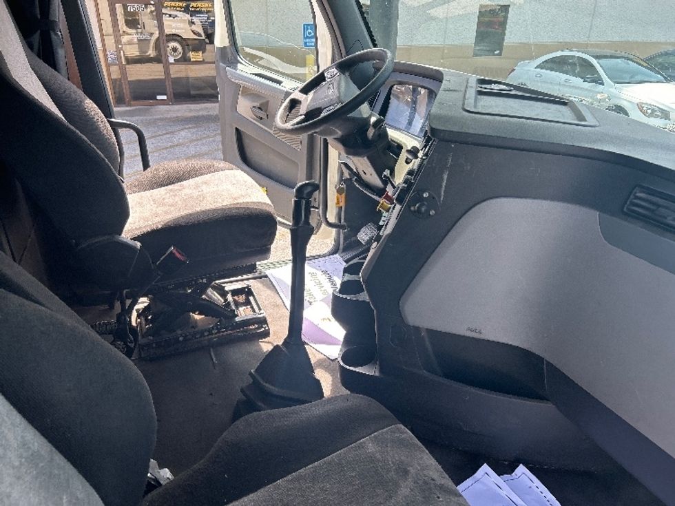 Sleeper Tractor-Heavy Duty Tractors-Freightliner-2019-T12664ST-Katy-TX-544,347\n\t\tmiles-$ 49,500 - Image 15