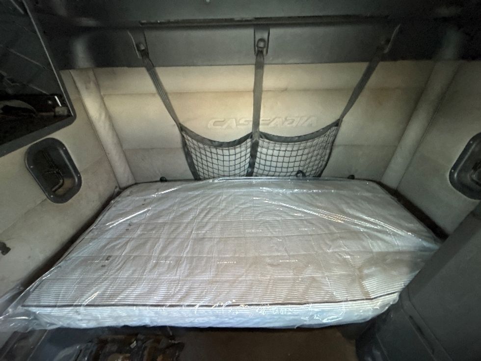 Sleeper Tractor-Heavy Duty Tractors-Freightliner-2019-T12664ST-Katy-TX-544,347\n\t\tmiles-$ 49,500 - Image 16