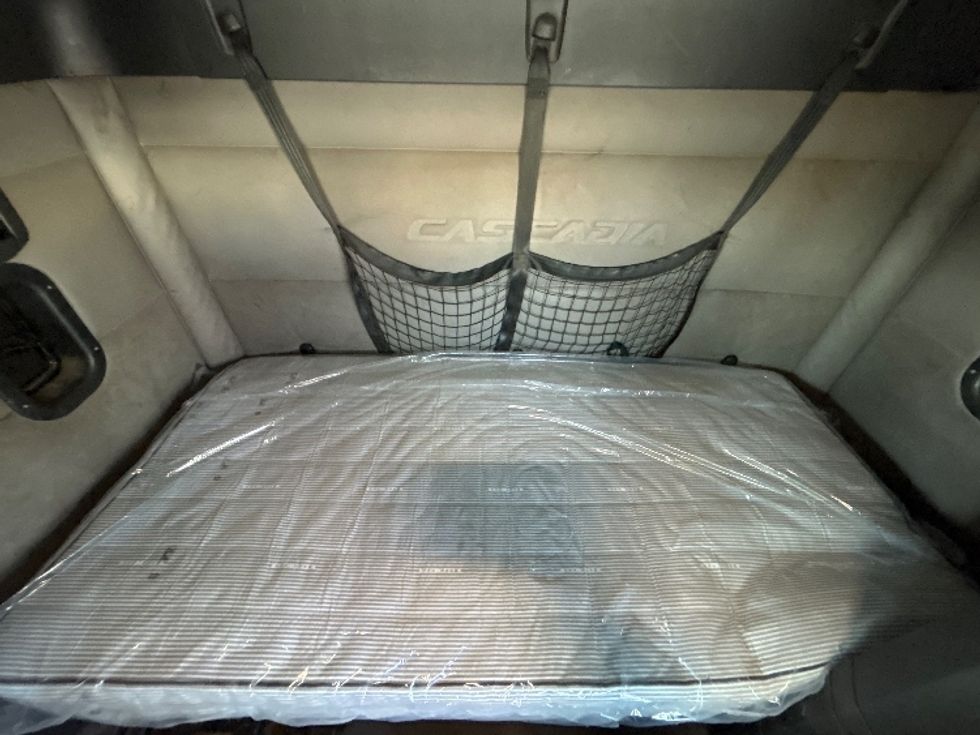 Sleeper Tractor-Heavy Duty Tractors-Freightliner-2019-T12664ST-Katy-TX-544,347\n\t\tmiles-$ 49,500 - Image 17