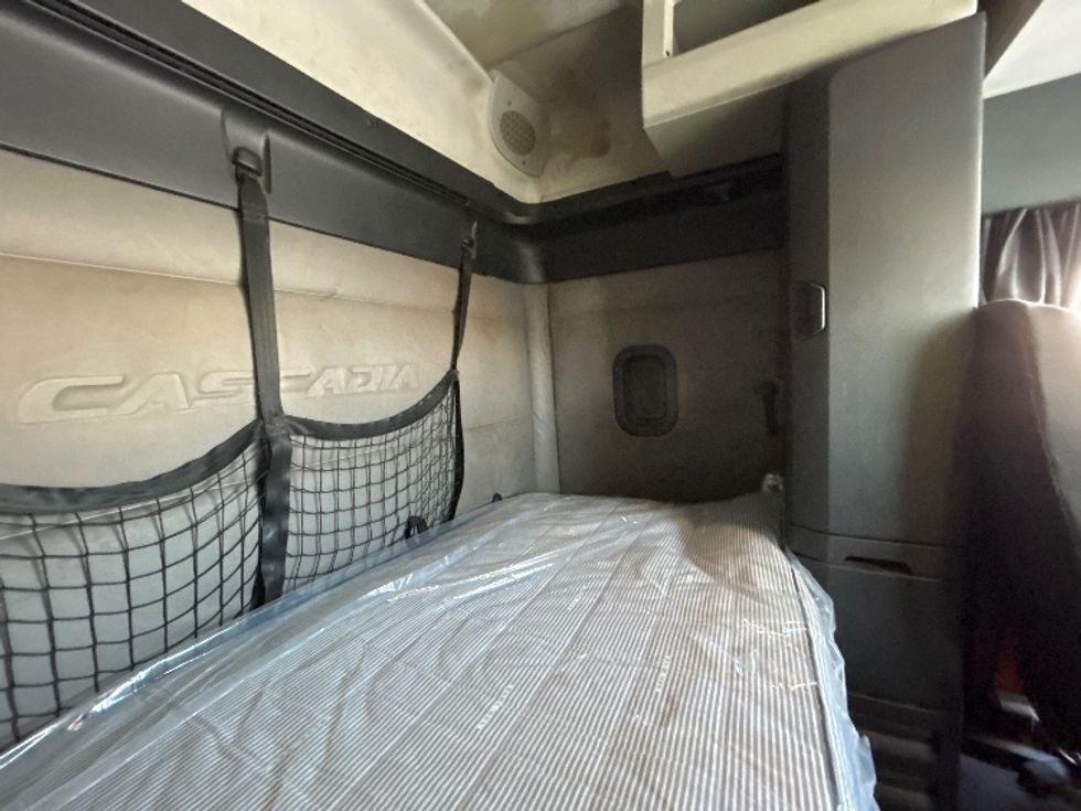 Sleeper Tractor-Heavy Duty Tractors-Freightliner-2019-T12664ST-Katy-TX-544,347\n\t\tmiles-$ 49,500 - Image 18