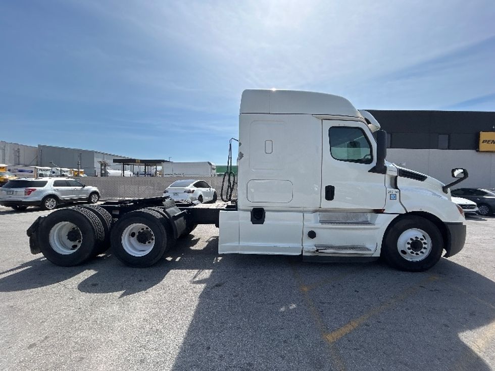 Sleeper Tractor-Heavy Duty Tractors-Freightliner-2019-T12664ST-Katy-TX-544,347\n\t\tmiles-$ 49,500 - Image 8