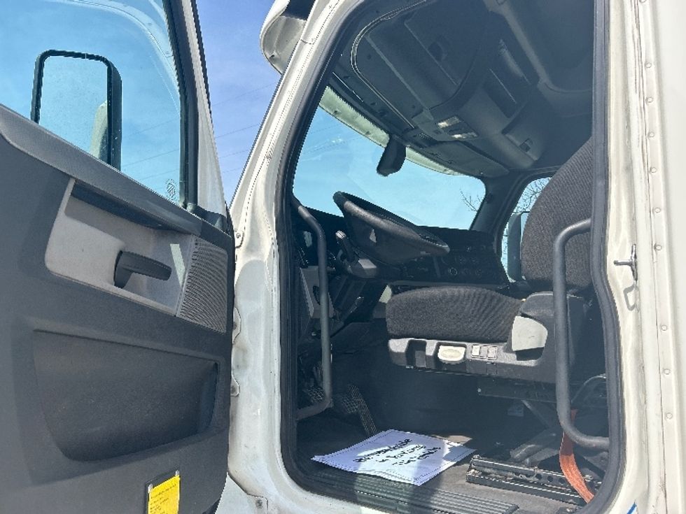 Sleeper Tractor-Heavy Duty Tractors-Freightliner-2019-T12664ST-Katy-TX-544,347\n\t\tmiles-$ 49,500 - Image 9
