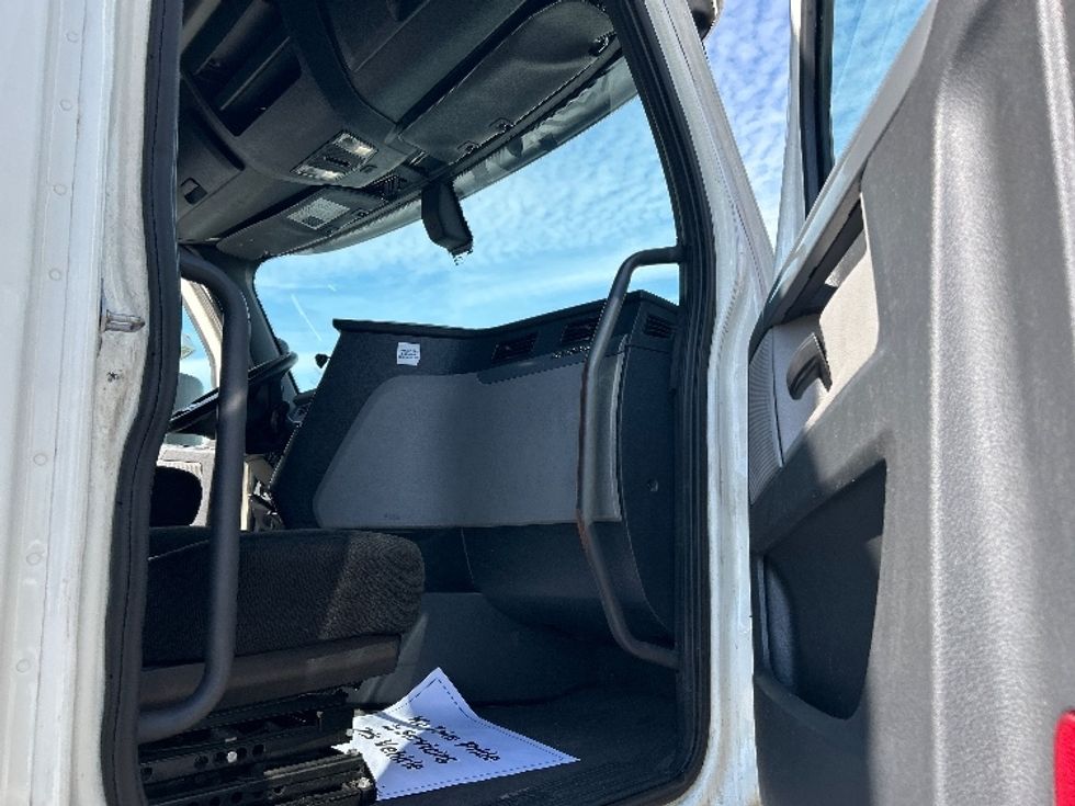 Sleeper Tractor-Heavy Duty Tractors-Freightliner-2019-T12664ST-Katy-TX-660,313\n\t\tmiles-$ 45,250 - Image 13