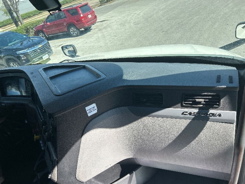 Sleeper Tractor-Heavy Duty Tractors-Freightliner-2019-T12664ST-Katy-TX-660,313\n\t\tmiles-$ 45,250 - Image 14