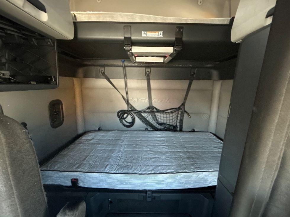 Sleeper Tractor-Heavy Duty Tractors-Freightliner-2019-T12664ST-Katy-TX-660,313\n\t\tmiles-$ 45,250 - Image 16