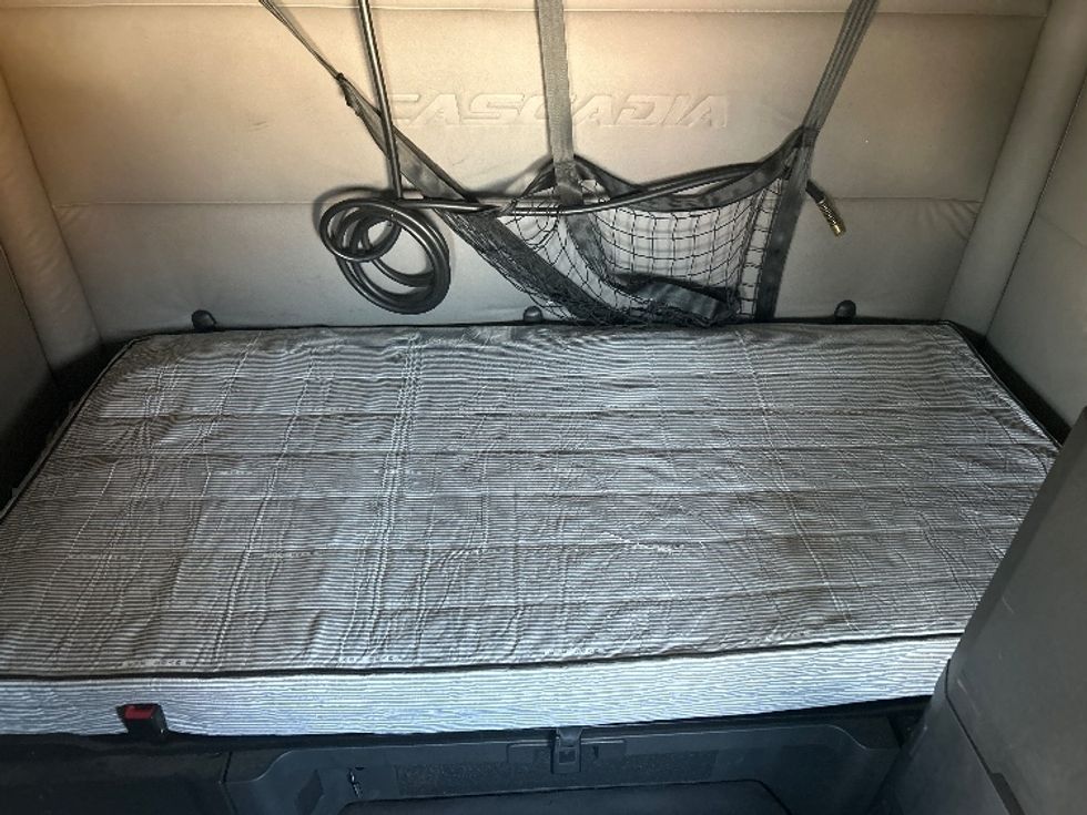 Sleeper Tractor-Heavy Duty Tractors-Freightliner-2019-T12664ST-Katy-TX-660,313\n\t\tmiles-$ 45,250 - Image 17