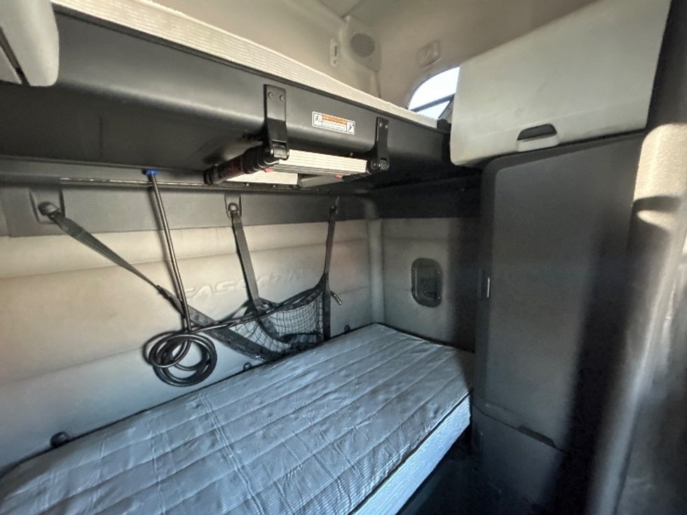 Sleeper Tractor-Heavy Duty Tractors-Freightliner-2019-T12664ST-Katy-TX-660,313\n\t\tmiles-$ 45,250 - Image 18