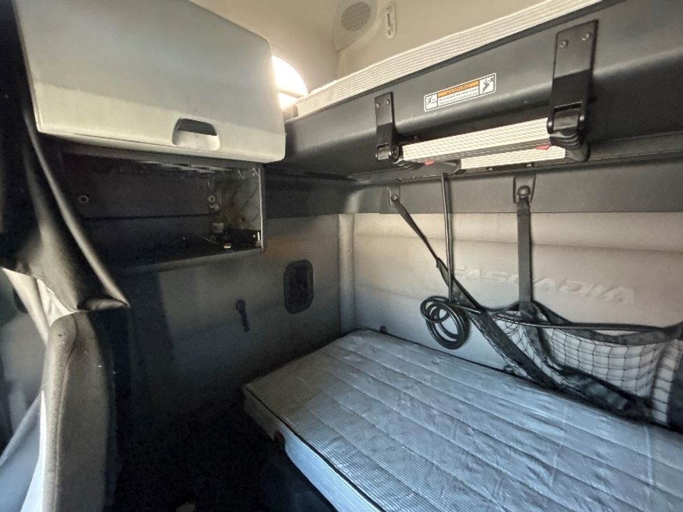 Sleeper Tractor-Heavy Duty Tractors-Freightliner-2019-T12664ST-Katy-TX-660,313\n\t\tmiles-$ 45,250 - Image 19