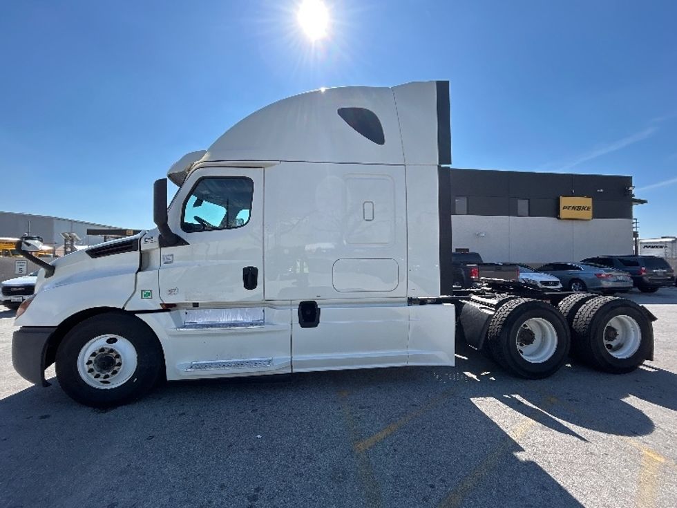Sleeper Tractor-Heavy Duty Tractors-Freightliner-2019-T12664ST-Katy-TX-660,313\n\t\tmiles-$ 45,250 - Image 4