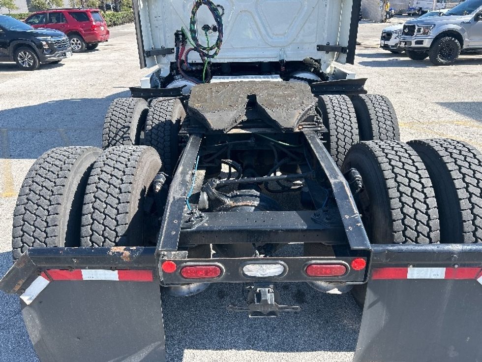 Sleeper Tractor-Heavy Duty Tractors-Freightliner-2019-T12664ST-Katy-TX-660,313\n\t\tmiles-$ 45,250 - Image 6