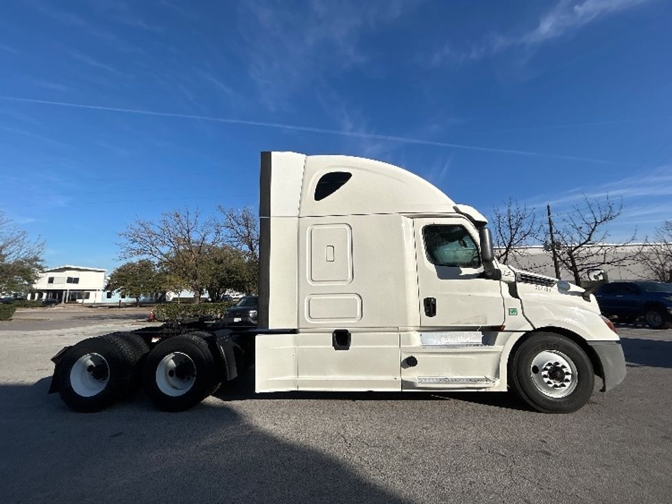 Sleeper Tractor-Heavy Duty Tractors-Freightliner-2019-T12664ST-Katy-TX-660,313\n\t\tmiles-$ 45,250 - Image 8