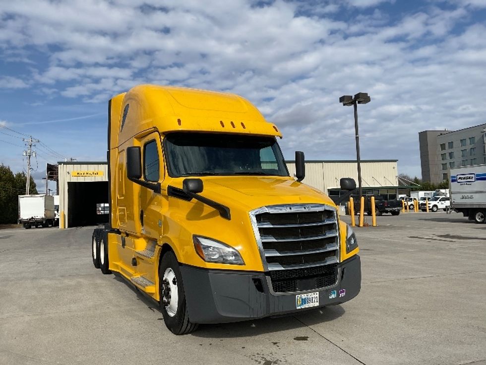 Sleeper Tractor-Heavy Duty Tractors-Freightliner-2019-T12664ST-Knoxville-TN-682,803\n\t\tmiles-$ 38,750 - Image 1