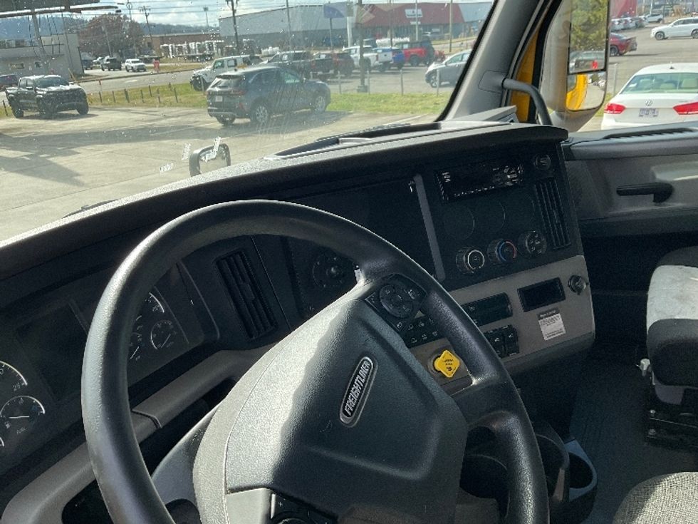 Sleeper Tractor-Heavy Duty Tractors-Freightliner-2019-T12664ST-Knoxville-TN-682,803\n\t\tmiles-$ 38,750 - Image 10