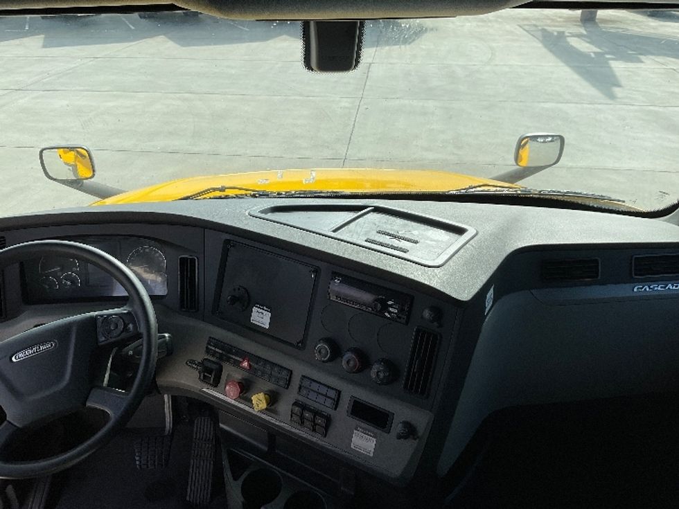 Sleeper Tractor-Heavy Duty Tractors-Freightliner-2019-T12664ST-Knoxville-TN-682,803\n\t\tmiles-$ 38,750 - Image 12