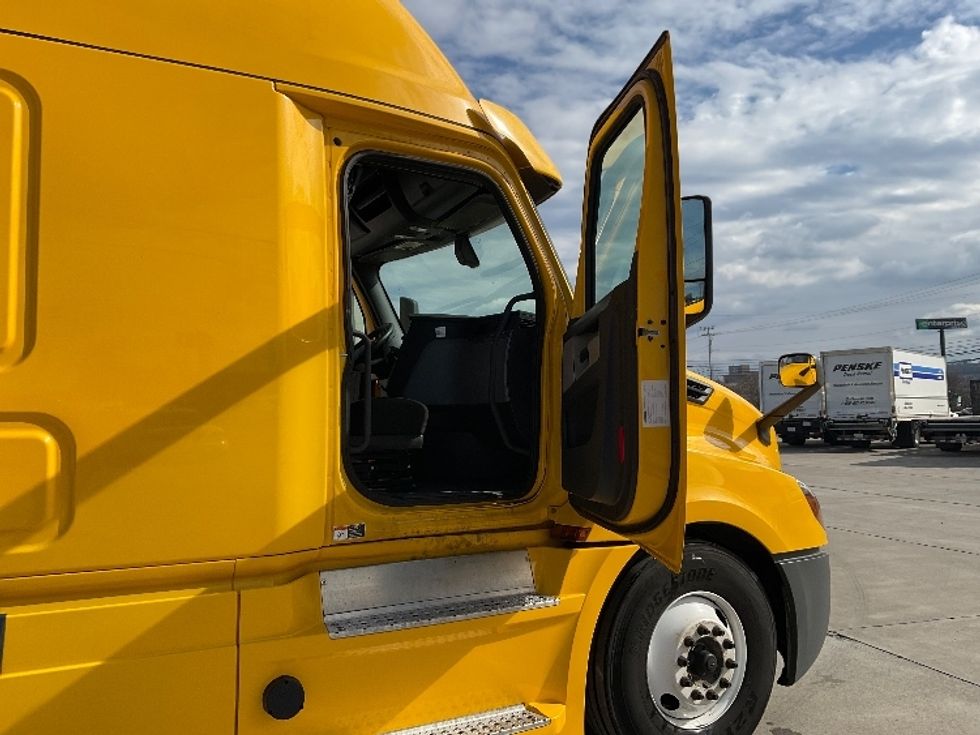 Sleeper Tractor-Heavy Duty Tractors-Freightliner-2019-T12664ST-Knoxville-TN-682,803\n\t\tmiles-$ 38,750 - Image 13