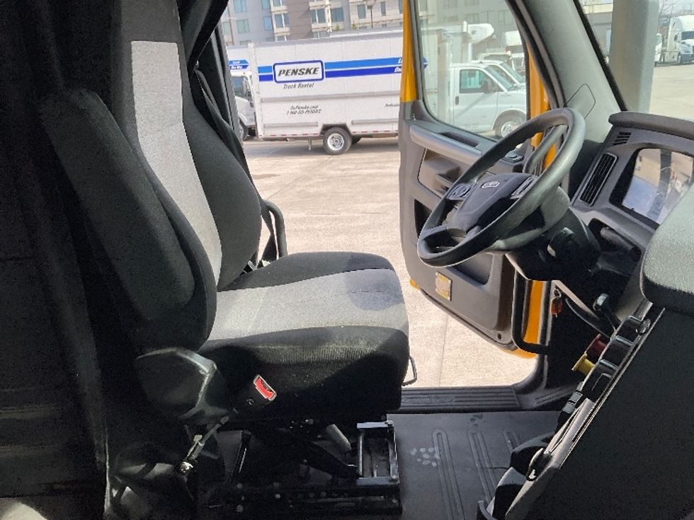 Sleeper Tractor-Heavy Duty Tractors-Freightliner-2019-T12664ST-Knoxville-TN-682,803\n\t\tmiles-$ 38,750 - Image 15