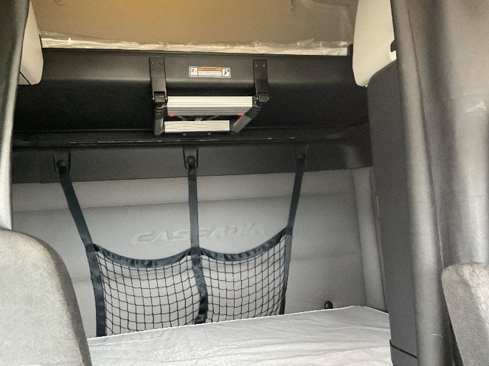 Sleeper Tractor-Heavy Duty Tractors-Freightliner-2019-T12664ST-Knoxville-TN-682,803\n\t\tmiles-$ 38,750 - Image 16