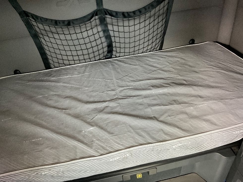 Sleeper Tractor-Heavy Duty Tractors-Freightliner-2019-T12664ST-Knoxville-TN-682,803\n\t\tmiles-$ 38,750 - Image 17