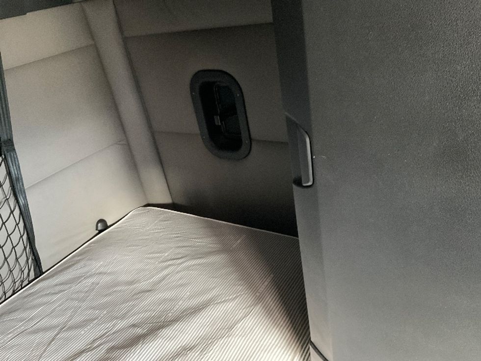 Sleeper Tractor-Heavy Duty Tractors-Freightliner-2019-T12664ST-Knoxville-TN-682,803\n\t\tmiles-$ 38,750 - Image 18