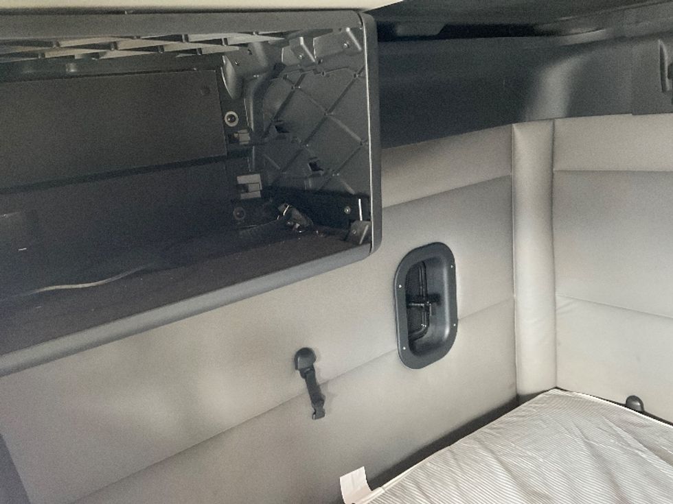 Sleeper Tractor-Heavy Duty Tractors-Freightliner-2019-T12664ST-Knoxville-TN-682,803\n\t\tmiles-$ 38,750 - Image 19