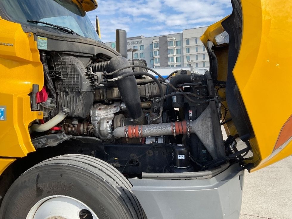 Sleeper Tractor-Heavy Duty Tractors-Freightliner-2019-T12664ST-Knoxville-TN-682,803\n\t\tmiles-$ 38,750 - Image 20