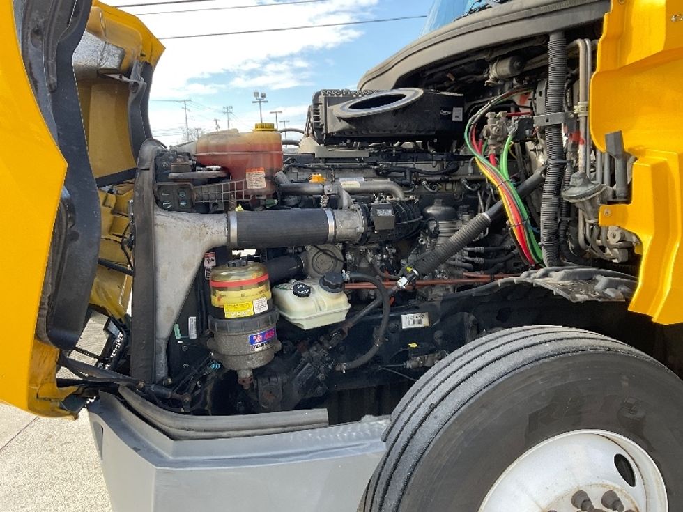 Sleeper Tractor-Heavy Duty Tractors-Freightliner-2019-T12664ST-Knoxville-TN-682,803\n\t\tmiles-$ 38,750 - Image 21