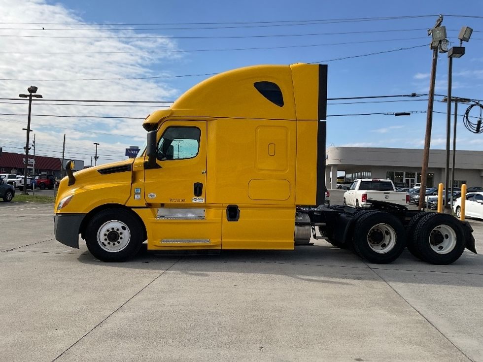 Sleeper Tractor-Heavy Duty Tractors-Freightliner-2019-T12664ST-Knoxville-TN-682,803\n\t\tmiles-$ 38,750 - Image 4