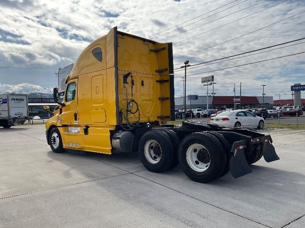 Sleeper Tractor-Heavy Duty Tractors-Freightliner-2019-T12664ST-Knoxville-TN-682,803\n\t\tmiles-$ 38,750 - Image 5