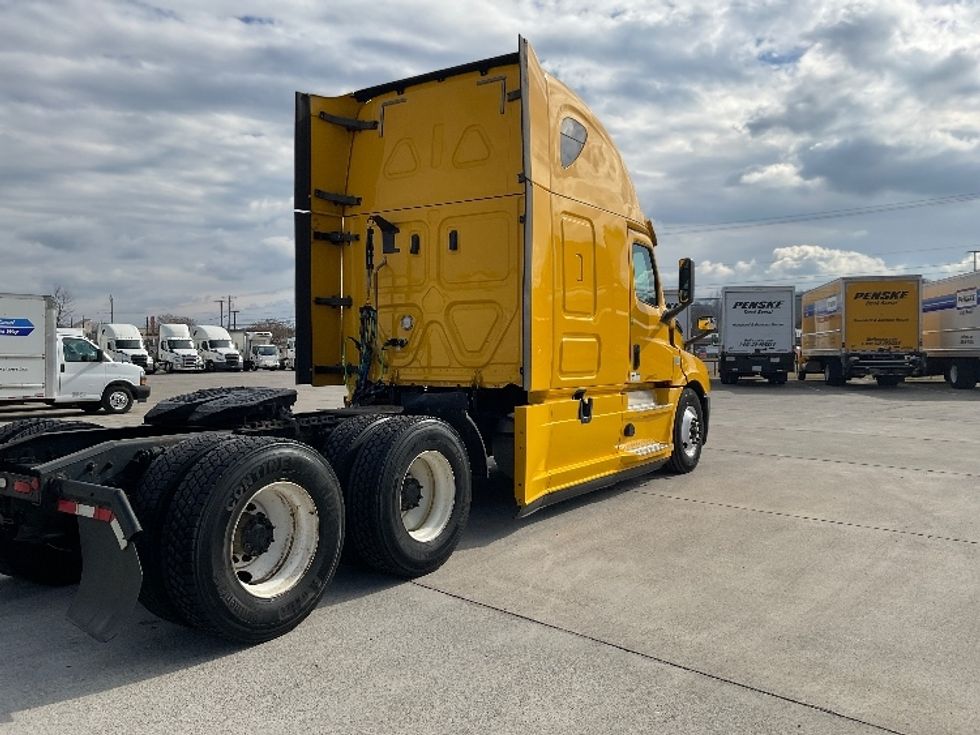Sleeper Tractor-Heavy Duty Tractors-Freightliner-2019-T12664ST-Knoxville-TN-682,803\n\t\tmiles-$ 38,750 - Image 7