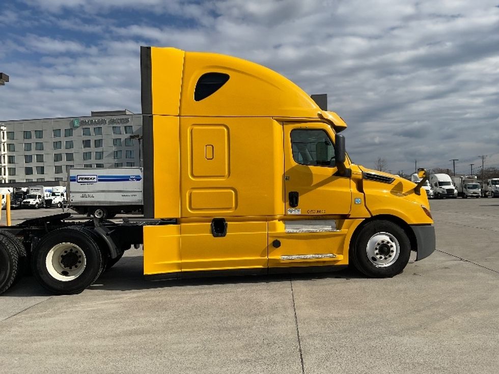 Sleeper Tractor-Heavy Duty Tractors-Freightliner-2019-T12664ST-Knoxville-TN-682,803\n\t\tmiles-$ 38,750 - Image 8
