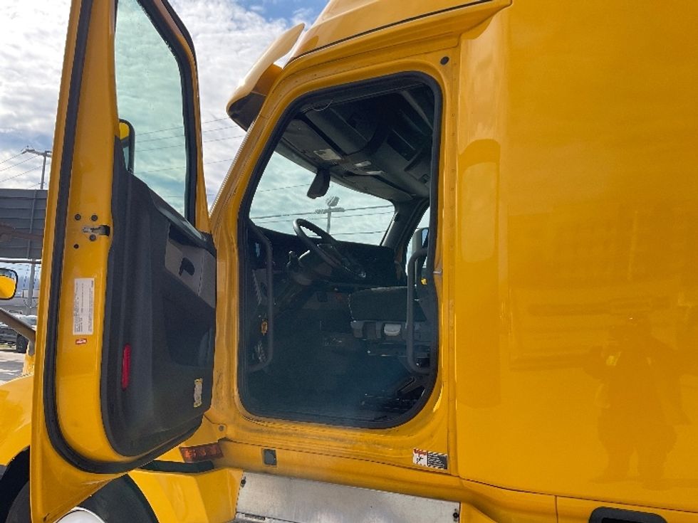 Sleeper Tractor-Heavy Duty Tractors-Freightliner-2019-T12664ST-Knoxville-TN-682,803\n\t\tmiles-$ 38,750 - Image 9