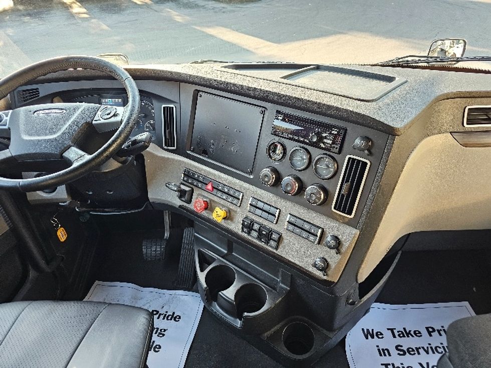 Sleeper Tractor-Heavy Duty Tractors-Freightliner-2019-T12664ST-Lakeland-FL-365,005\n\t\tmiles-$ 64,250 - Image 12
